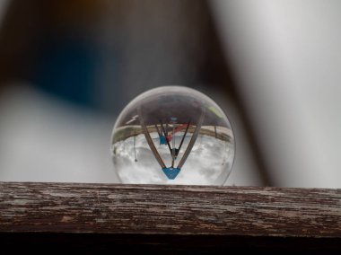 Crystal Ball bir parkta bir cadde yansımaları