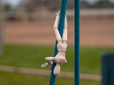 Ahşap manken halatlar üzerinde asılı