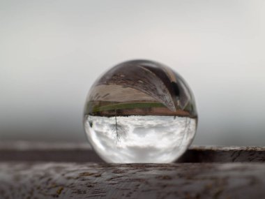 Crystal Ball bir parkta bir cadde yansımaları