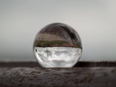 Crystal Ball bir parkta bir cadde yansımaları