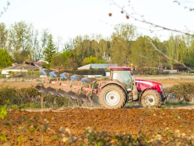 Salamanca alanında çalışan traktör, İspanya