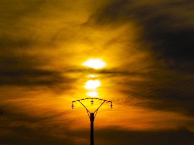 Gün batımı gökyüzü ile elektrik kulesi