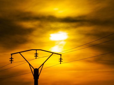 Gün batımı gökyüzü ile elektrik kulesi