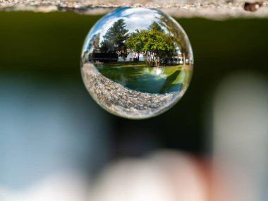 Kristal küredeki berrak gökyüzünün yansımaları 