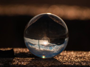 Bir kristal top içinde şehirde gün batımı yansımaları