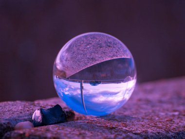 Bir kristal top içinde şehirde gün batımı yansımaları