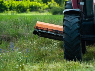 Salamanca, İspanya alanında çalışan Çiftçi traktör