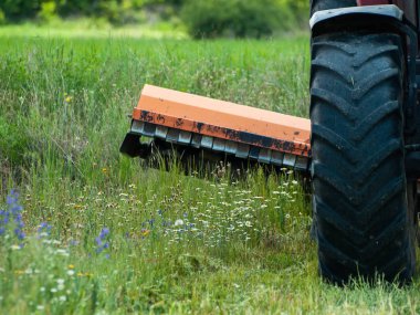 Salamanca, İspanya alanında çalışan Çiftçi traktör