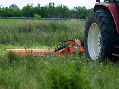 Salamanca, İspanya alanında çalışan Çiftçi traktör