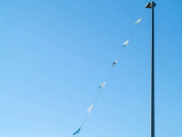 Verão Festivo Colorido Bunting Céu Azul — Fotografia de Stock