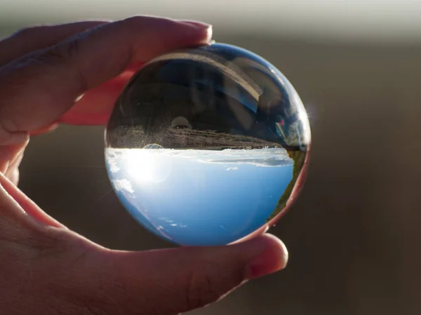 Närbild Mannen Handen Håller Glas Världen Visar Naturen Det — Stockfoto