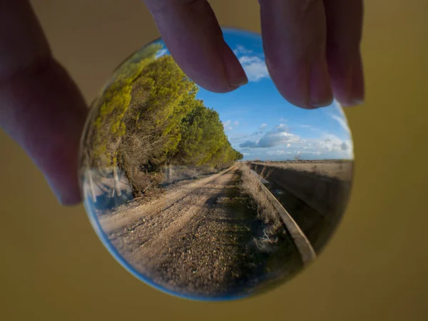 Muž Držel Skleněné Koule Zobrazení Přírody Něm — Stock fotografie