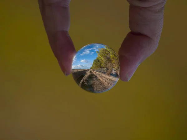 Рука Людини Тримає Скляний Глобус Відображає Природу Ньому — стокове фото