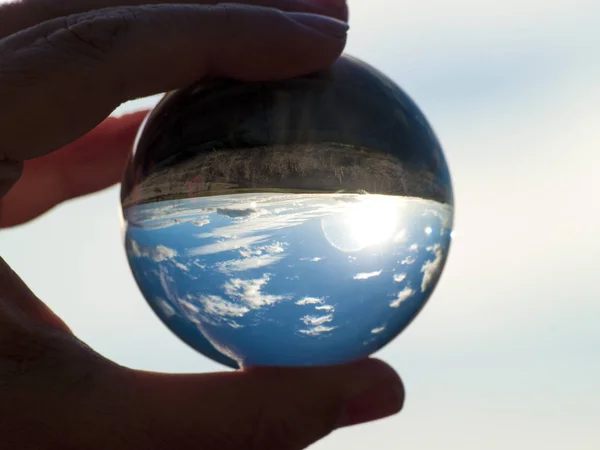 Homem Mão Segurando Globo Vidro Exibindo Natureza Nele — Fotografia de Stock