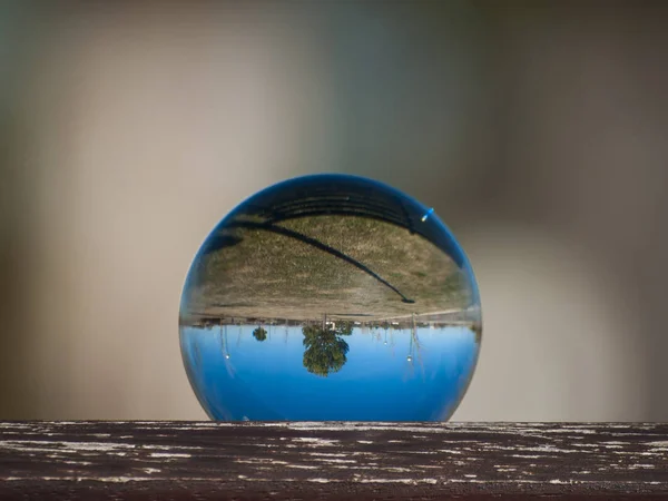 Reflecties Van Heldere Hemel Een Kristallen Bol — Stockfoto