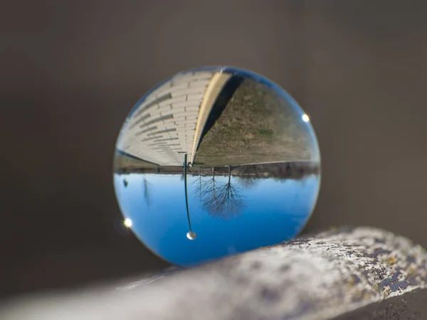 Reflecties Van Heldere Hemel Een Kristallen Bol — Stockfoto