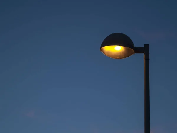 西班牙日落和城市景观的街灯 — 图库照片