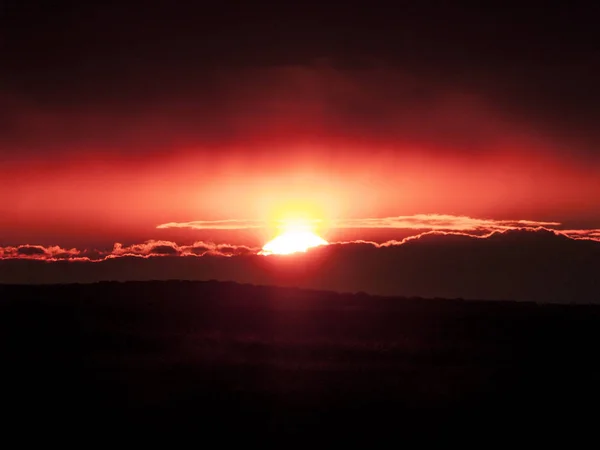 Puesta Sol Pasto Con Cielo Romántico —  Fotos de Stock