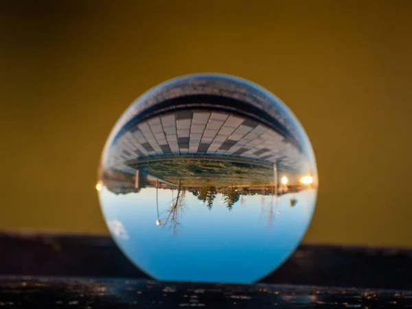 Réflexions Ciel Clair Dans Une Boule Cristal — Photo