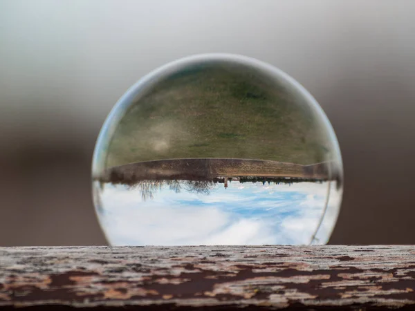 Reflexionen Des Klaren Himmels Einer Kristallkugel — Stockfoto