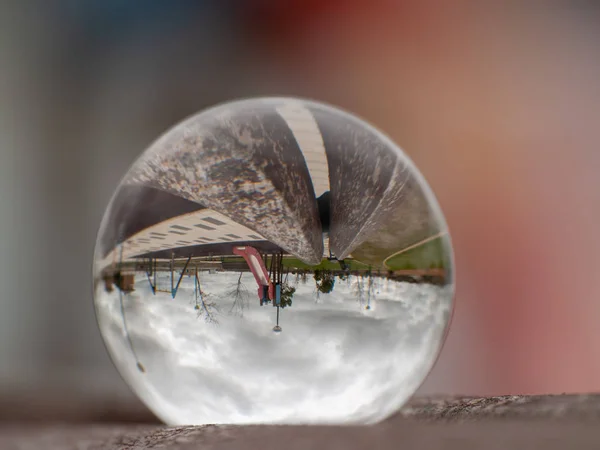 Spiegelungen Einer Straße Einem Park Einer Kristallkugel — Stockfoto