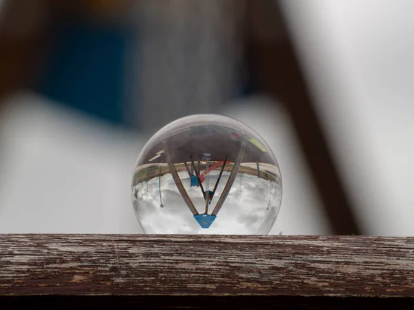 水晶球の公園内の1つの通りの反射 — ストック写真