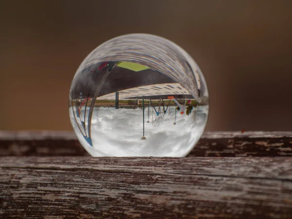 Reflecties Van Een Straat Een Park Een Kristallen Bol — Stockfoto