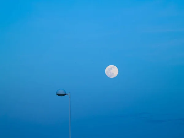 蓝天上的街灯和月亮 — 图库照片