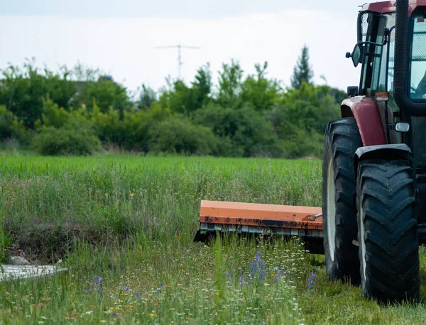 Salamanca, İspanya alanında çalışan Çiftçi traktör
