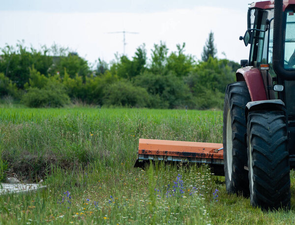 Фермерский трактор работает на месторождении в Саламанке, Испания
