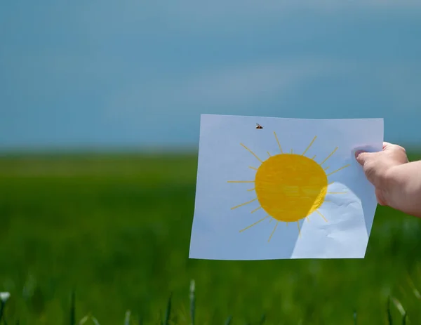 Frau Hält Bild Mit Sonne Gezeichnet — Stockfoto