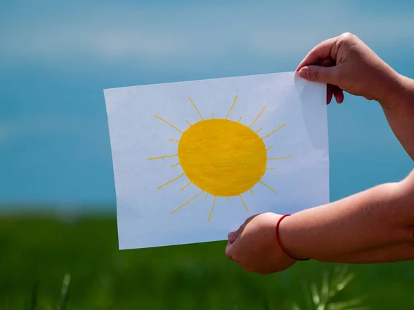 Mujer Sosteniendo Imagen Con Sol Dibujado — Foto de Stock