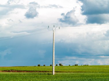 Mavi gökyüzü ile elektrik Kulesi
