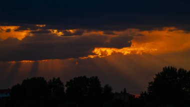günbatımı turuncu gökyüzü La Alberca, Salamanca, İspanya