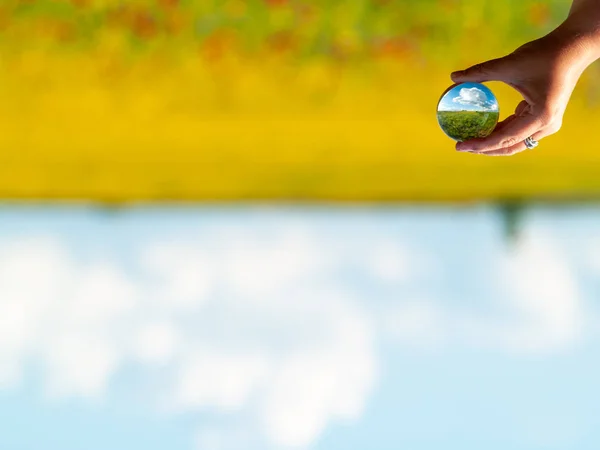 Persona Con Una Bola Cristal Mano — Foto de Stock