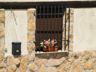 Salamanca, İspanya'da çiçeklerle dekore edilmiş bina