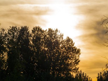 günbatımı turuncu gökyüzü La Alberca, Salamanca, İspanya