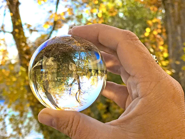 Una Persona Con Una Sfera Cristallo Mano Che Riflette Gli — Foto Stock