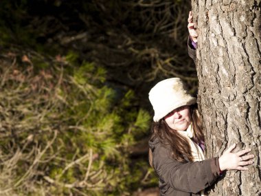  ağacın yanında poz kadın beyaz şapka