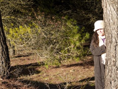  ağacın yanında poz kadın beyaz şapka