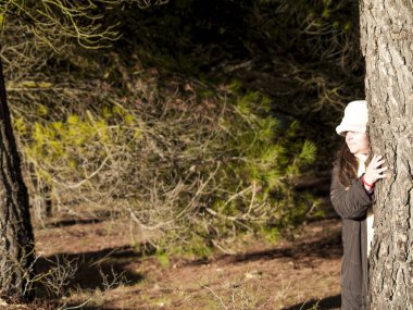  ağacın yanında poz kadın beyaz şapka