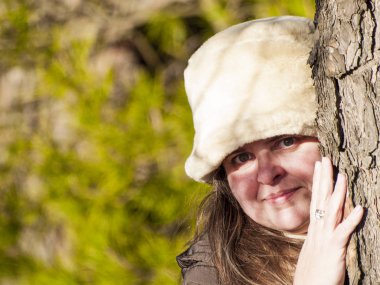  ağacın yanında poz kadın beyaz şapka