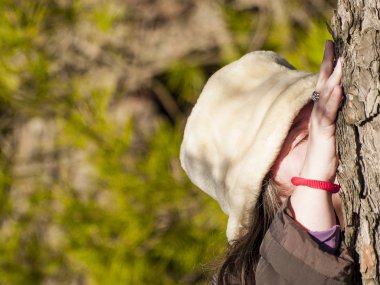  ağacın yanında poz kadın beyaz şapka