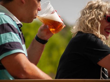 Bir adam açık bir kutlama bira içmek