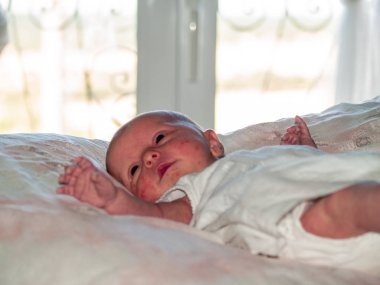 Yeni doğan bebek yatakta yatan 