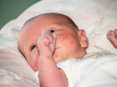 Yeni doğan bebek yatakta yatan 