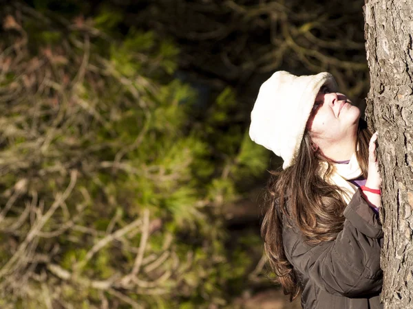  ağacın yanında poz kadın beyaz şapka