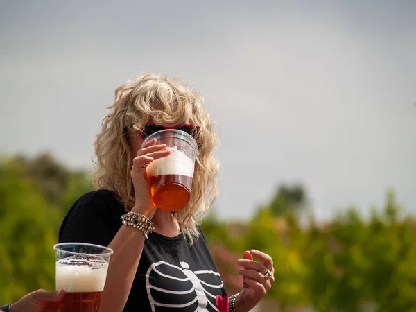 Женщина Пьющая Пиво Открытом Воздухе — стоковое фото