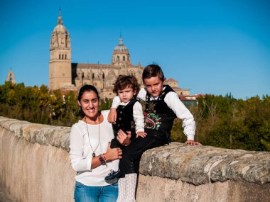 Salamanca Roma köprüsünde iki kardeş, geleneksel giysiler giymiş