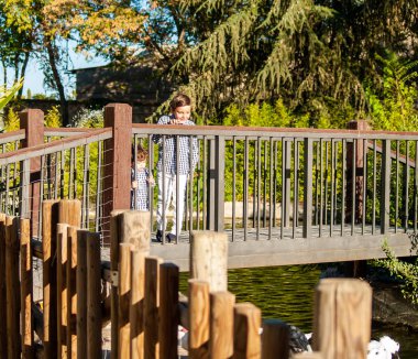 köprüde duran iki sevimli erkek 